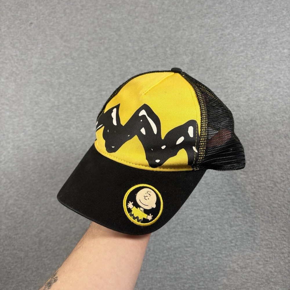 VTG Charlie Brown Trucker Hat Peanuts Cedar Fair Yellow Black Zig Zag Snapback